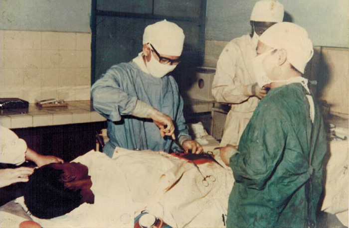 温二医首批援外人员曾黎虹于1979-1982年参加中国援马里人民共和国医疗队，在马里首都马科卡迪医院工作。指导马里医生实行手术（戴眼镜者）.jpg
