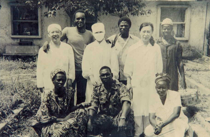 温二医首批援外人员曾黎虹于1979-1982年参加中国援马里人民共和国医疗队，在马里首都马科卡迪医院工作。指导马里医生实行手术（二排中戴口罩者）.jpg