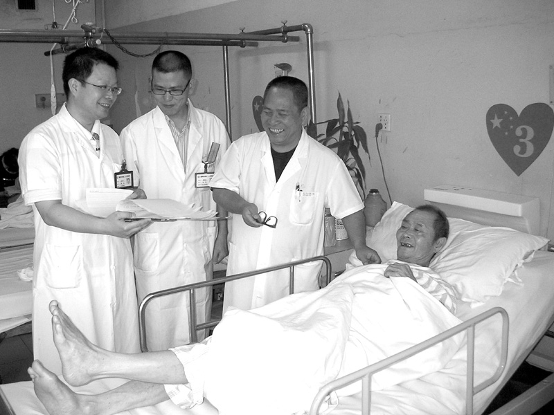 2008年5月28日、30日，骨科分别收治了来自汶川震灾区的16名重伤员，专家组对这些伤员展开检查诊断和救治工作。.jpg